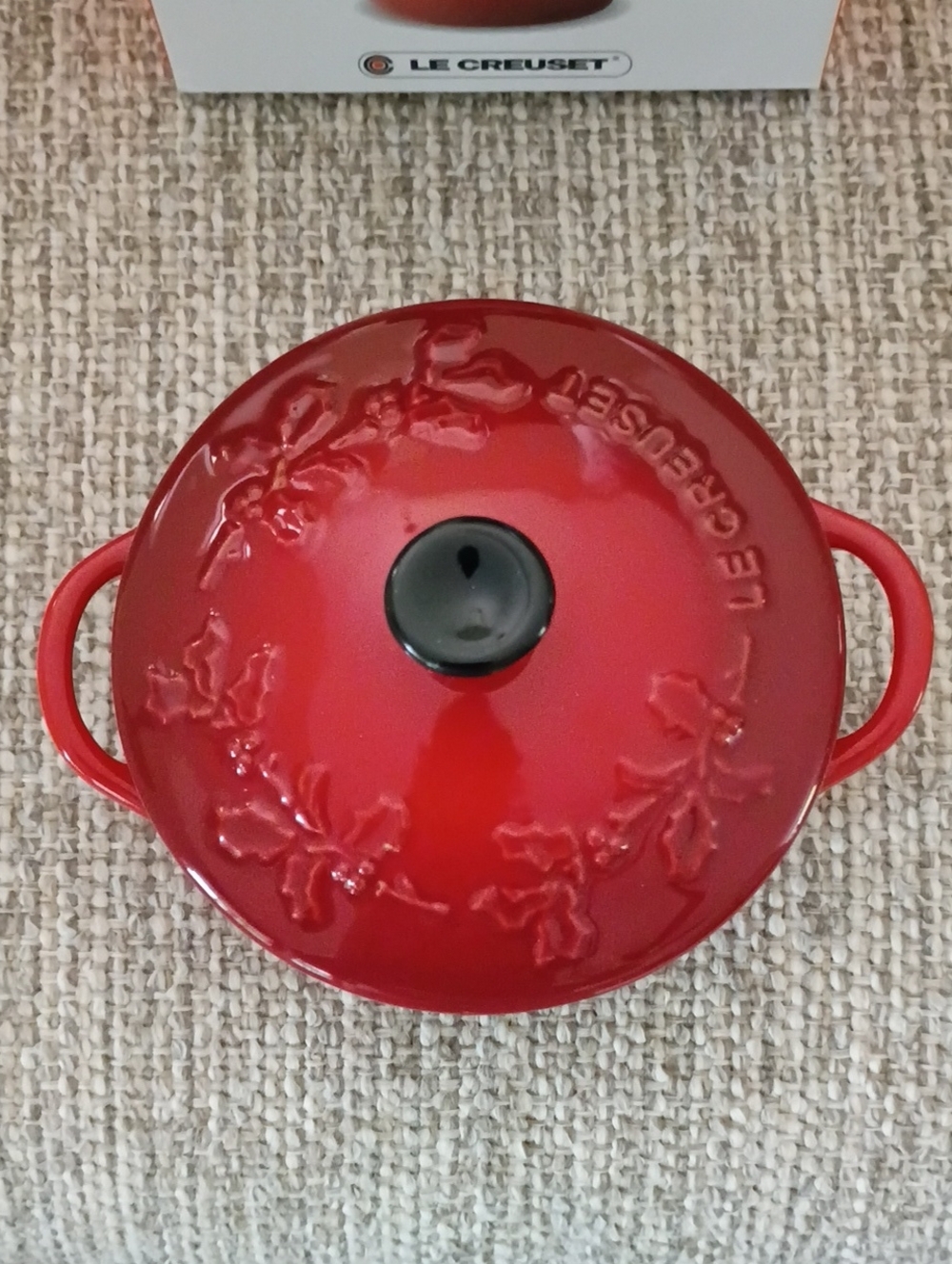 Le Creuset Holly Red Petite Round Casserole New In Box - Picture 5 of 7